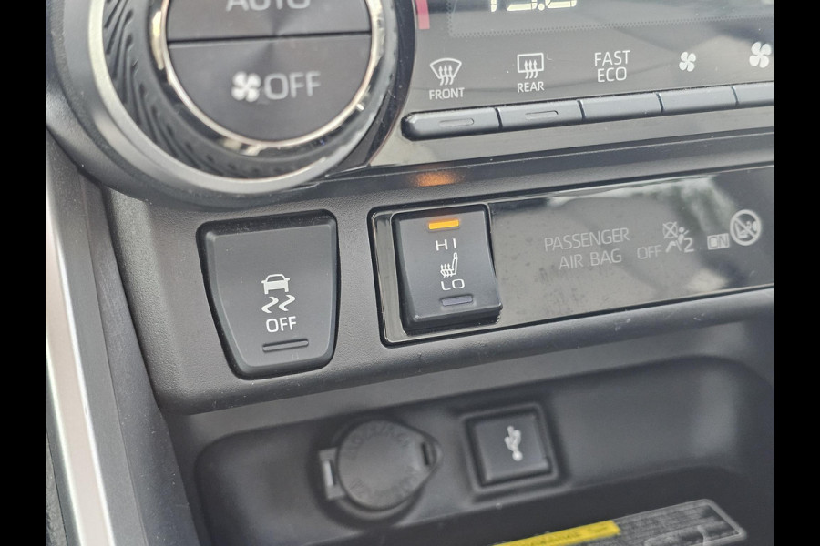 Toyota RAV4 2.5 Hybrid AWD Bi-Tone 220 pk | Trekhaak | Leder | Schuif-kanteldak | JBL geluid | Stoelverwarming | Camera etc.