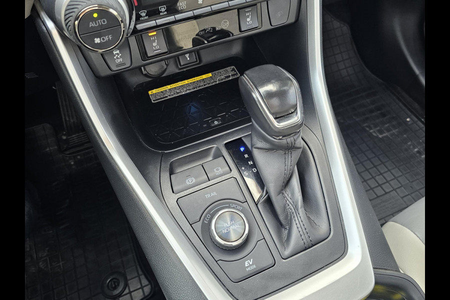 Toyota RAV4 2.5 Hybrid AWD Bi-Tone 220 pk | Trekhaak | Leder | Schuif-kanteldak | JBL geluid | Stoelverwarming | Camera etc.
