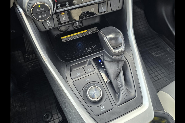 Toyota RAV4 2.5 Hybrid AWD Bi-Tone 220 pk | Trekhaak | Leder | Schuif-kanteldak | JBL geluid | Stoelverwarming | Camera etc.