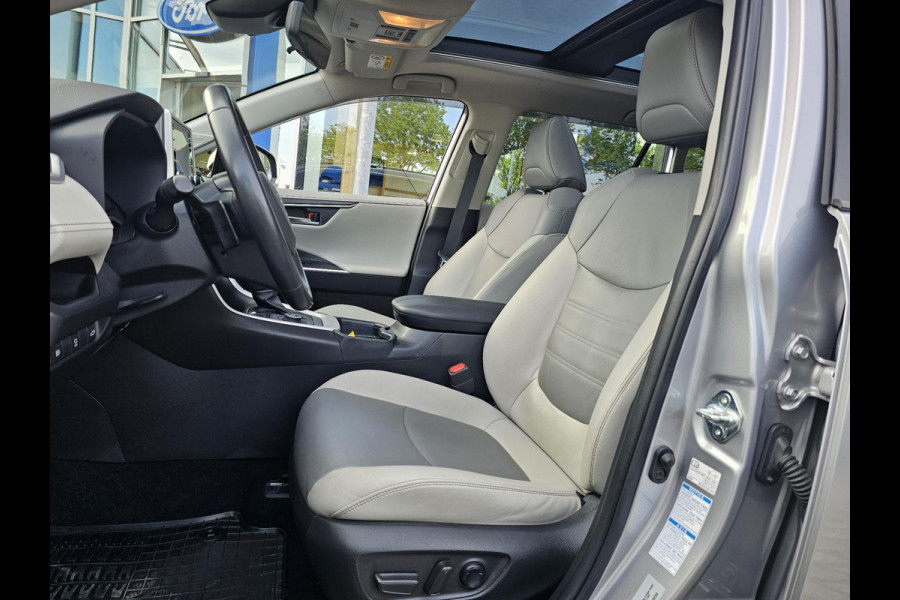 Toyota RAV4 2.5 Hybrid AWD Bi-Tone 220 pk | Trekhaak | Leder | Schuif-kanteldak | JBL geluid | Stoelverwarming | Camera etc.