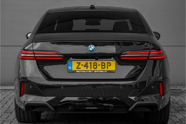 BMW 5 Serie 530e M-Sport Pro Pano Iconic Glow H/K Camera 20"