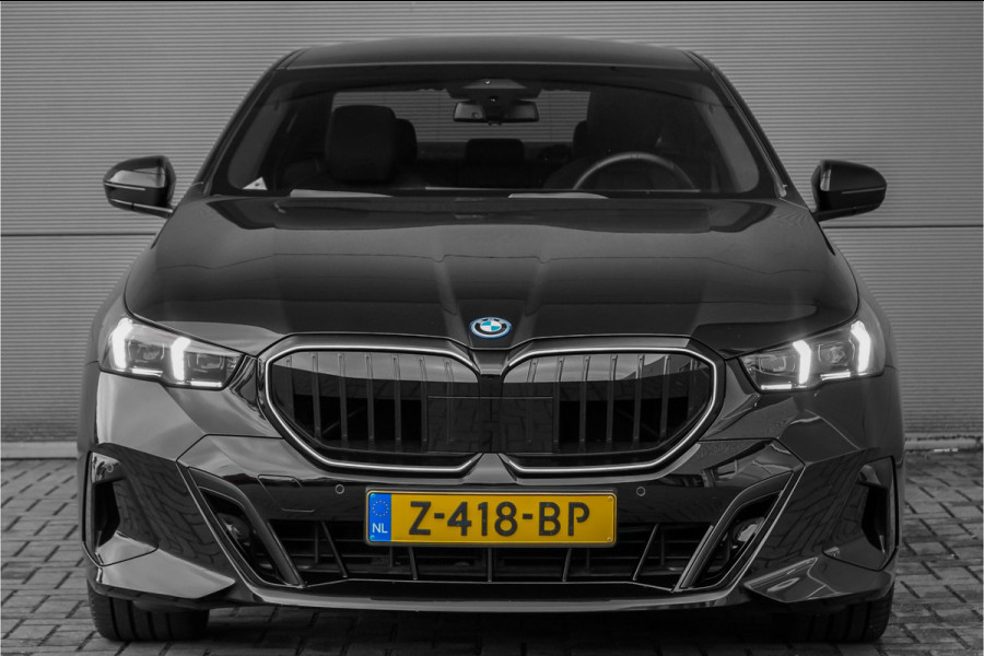 BMW 5 Serie 530e M-Sport Pro Pano Iconic Glow H/K Camera 20"