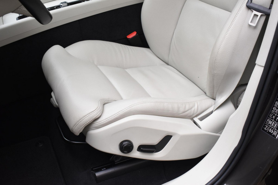 Volvo XC60 T6 340PK Automaat Plug-in Hybrid AWD Inscription / Navigatie / Elektrisch glazen schuif-kanteldak / Leder Blond / Elektrische achterklep / Cruise control