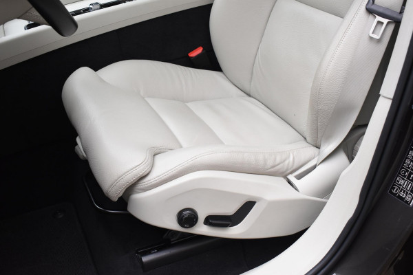Volvo XC60 T6 340PK Automaat Plug-in Hybrid AWD Inscription / Navigatie / Elektrisch glazen schuif-kanteldak / Leder Blond / Elektrische achterklep / Cruise control