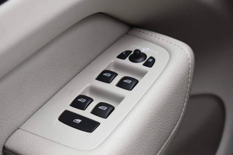 Volvo XC60 T6 340PK Automaat Plug-in Hybrid AWD Inscription / Navigatie / Elektrisch glazen schuif-kanteldak / Leder Blond / Elektrische achterklep / Cruise control