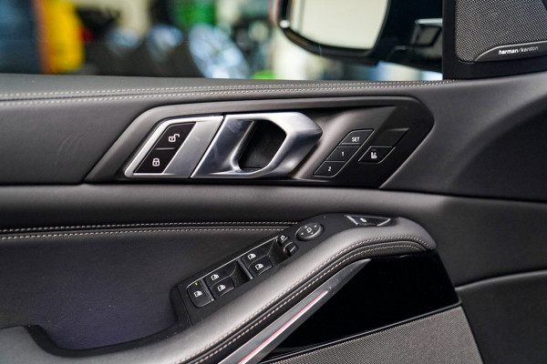 BMW X5 XDrive50e High Executive | X5M Kuipstoelen | Driving assistant Prof | HuD | Dravit Grau | Luchtvering | Stoelverkoeling |