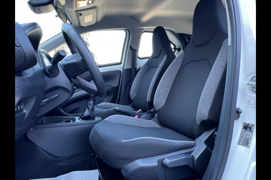 Toyota Aygo X 1.0 VVT-i MT First Premium | Stoelverwarming, Keyless, Startknop, Licht + regensensor, Apple CarPlay/Android Auto
