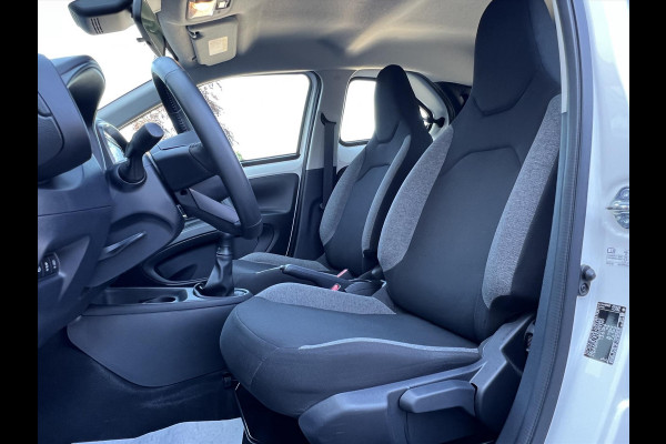 Toyota Aygo X 1.0 VVT-i MT First Premium | Stoelverwarming, Keyless, Startknop, Licht + regensensor, Apple CarPlay/Android Auto