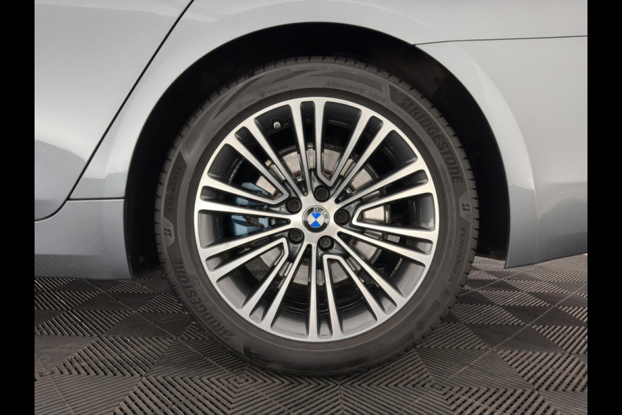 BMW 5 Serie 520i Executive Edition Sportline Aut. *LEATHER-FABRIC | FULL-LED | DIGI-COCKIT | KEYLESS | NAVI-FULLMAP | HEATED-SPORTSEATS | PRIVACY-GLASS | AMBIENTLIGHT | ECC | CARPLAY | PDC | TOWBAR | 18"ALU*