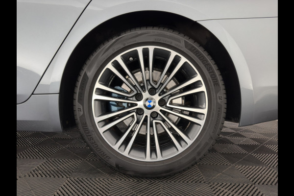 BMW 5 Serie 520i Executive Edition Sportline Aut. *LEATHER-FABRIC | FULL-LED | DIGI-COCKIT | KEYLESS | NAVI-FULLMAP | HEATED-SPORTSEATS | PRIVACY-GLASS | AMBIENTLIGHT | ECC | CARPLAY | PDC | TOWBAR | 18"ALU*