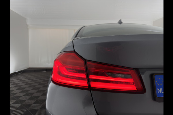 BMW 5 Serie 520i Executive Edition Sportline Aut. *LEATHER-FABRIC | FULL-LED | DIGI-COCKIT | KEYLESS | NAVI-FULLMAP | HEATED-SPORTSEATS | PRIVACY-GLASS | AMBIENTLIGHT | ECC | CARPLAY | PDC | TOWBAR | 18"ALU*