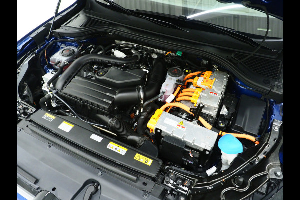 Volkswagen Passat Variant 1.5 eHybrid Elegance | 5 Jaar Garantie | Panoramadak | Leder/Alcantara | Trekhaak | Harman/Kardon | HUD | 360 | Keyless
