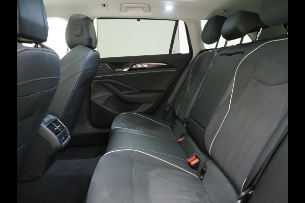 Volkswagen Passat Variant 1.5 eHybrid Elegance | 5 Jaar Garantie | Panoramadak | Leder/Alcantara | Trekhaak | Harman/Kardon | HUD | 360 | Keyless