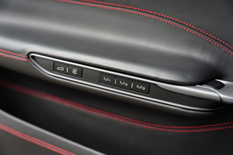 Ferrari GTC4 Lusso T 3.9 V8 / Atelier Car / Passenger Display