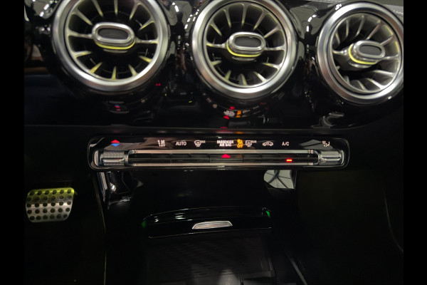 Mercedes-Benz A-Klasse 250 224pk Sedan AMG-Pakket Aut. | Panoramadak Sfeerverlichting | MBUX | LED
