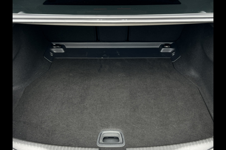 Mercedes-Benz C-Klasse 180 AMG Line | Navi | Sfeerverlichting | Camera | 18 inch