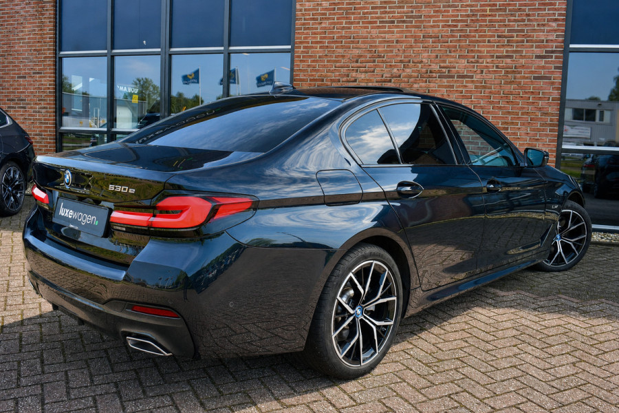 BMW 5 Serie 530e M-Sport Pano Trekh ACC HUD 360 Laser El-Klep