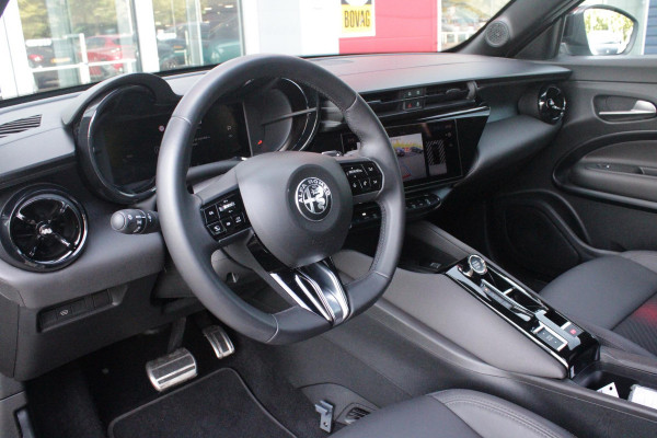 Alfa Romeo junior 1.2 Turbo 145PK Hybrid IBRIDA SPECIALE | TECHNO PACK: LEX MATRIX KOPLAMPEN/AUTOMATISCH DIMMENDE BINNENSPIEGEL/DRAADLOZE TELEFOONLADER/DODEHOEK DETECTIE/ELEKTRISCH BEDIENBARE ACHTERKLEP/KEYLESS ENTRY EN START/ADAPTIVE CRUISE CONTROL/ACHTERUITRIJ CAMERA | VOORRUIT VERWARMING | ELEKTRISCH BEDIENBARE BESTUURDERSSTOEL MET MASSAGE FUNCTIE | PARKEERSENSOREN VOOR + ACHTER | STOEL VERWARMING | CLIMATE CONTROL | DRAADLOZE APPLE CARPLAY/ANDROID AUTO | NAVIGATIE | 18" LICHTMETALEN VELGEN |