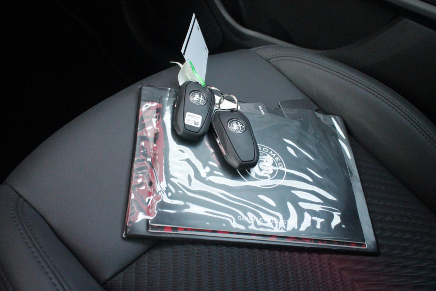 Alfa Romeo junior 1.2 Turbo 145PK Hybrid IBRIDA SPECIALE | TECHNO PACK: LEX MATRIX KOPLAMPEN/AUTOMATISCH DIMMENDE BINNENSPIEGEL/DRAADLOZE TELEFOONLADER/DODEHOEK DETECTIE/ELEKTRISCH BEDIENBARE ACHTERKLEP/KEYLESS ENTRY EN START/ADAPTIVE CRUISE CONTROL/ACHTERUITRIJ CAMERA | VOORRUIT VERWARMING | ELEKTRISCH BEDIENBARE BESTUURDERSSTOEL MET MASSAGE FUNCTIE | PARKEERSENSOREN VOOR + ACHTER | STOEL VERWARMING | CLIMATE CONTROL | DRAADLOZE APPLE CARPLAY/ANDROID AUTO | NAVIGATIE | 18" LICHTMETALEN VELGEN |