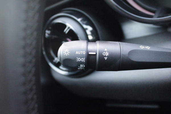 Alfa Romeo junior 1.2 Turbo 145PK Hybrid IBRIDA SPECIALE | TECHNO PACK: LEX MATRIX KOPLAMPEN/AUTOMATISCH DIMMENDE BINNENSPIEGEL/DRAADLOZE TELEFOONLADER/DODEHOEK DETECTIE/ELEKTRISCH BEDIENBARE ACHTERKLEP/KEYLESS ENTRY EN START/ADAPTIVE CRUISE CONTROL/ACHTERUITRIJ CAMERA | VOORRUIT VERWARMING | ELEKTRISCH BEDIENBARE BESTUURDERSSTOEL MET MASSAGE FUNCTIE | PARKEERSENSOREN VOOR + ACHTER | STOEL VERWARMING | CLIMATE CONTROL | DRAADLOZE APPLE CARPLAY/ANDROID AUTO | NAVIGATIE | 18" LICHTMETALEN VELGEN |