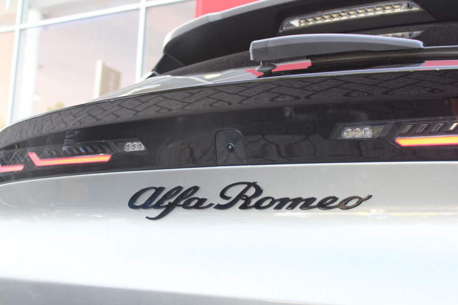 Alfa Romeo junior 1.2 Turbo 145PK Hybrid IBRIDA SPECIALE | TECHNO PACK: LEX MATRIX KOPLAMPEN/AUTOMATISCH DIMMENDE BINNENSPIEGEL/DRAADLOZE TELEFOONLADER/DODEHOEK DETECTIE/ELEKTRISCH BEDIENBARE ACHTERKLEP/KEYLESS ENTRY EN START/ADAPTIVE CRUISE CONTROL/ACHTERUITRIJ CAMERA | VOORRUIT VERWARMING | ELEKTRISCH BEDIENBARE BESTUURDERSSTOEL MET MASSAGE FUNCTIE | PARKEERSENSOREN VOOR + ACHTER | STOEL VERWARMING | CLIMATE CONTROL | DRAADLOZE APPLE CARPLAY/ANDROID AUTO | NAVIGATIE | 18" LICHTMETALEN VELGEN |