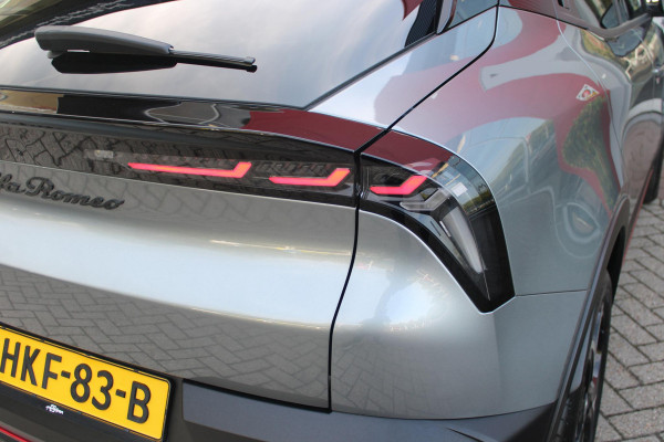 Alfa Romeo junior 1.2 Turbo 145PK Hybrid IBRIDA SPECIALE | TECHNO PACK: LEX MATRIX KOPLAMPEN/AUTOMATISCH DIMMENDE BINNENSPIEGEL/DRAADLOZE TELEFOONLADER/DODEHOEK DETECTIE/ELEKTRISCH BEDIENBARE ACHTERKLEP/KEYLESS ENTRY EN START/ADAPTIVE CRUISE CONTROL/ACHTERUITRIJ CAMERA | VOORRUIT VERWARMING | ELEKTRISCH BEDIENBARE BESTUURDERSSTOEL MET MASSAGE FUNCTIE | PARKEERSENSOREN VOOR + ACHTER | STOEL VERWARMING | CLIMATE CONTROL | DRAADLOZE APPLE CARPLAY/ANDROID AUTO | NAVIGATIE | 18" LICHTMETALEN VELGEN |