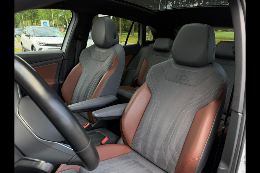 Volkswagen ID.4 First Max 77 kWh / Trekhaak / Warmtepomp / Panodak / 21" LM / Carplay / HU display