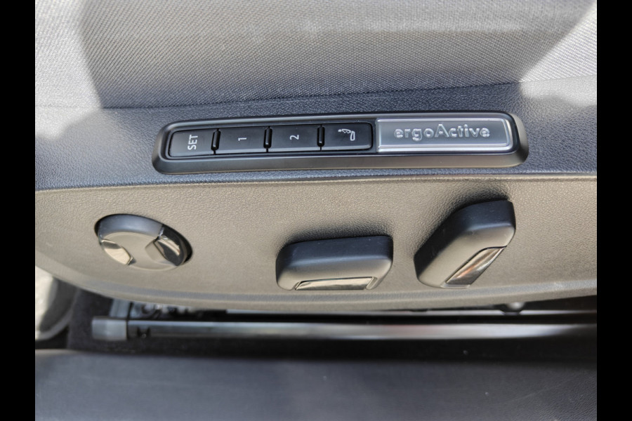 Volkswagen ID.4 First Max 77 kWh / Trekhaak / Warmtepomp / Panodak / 21" LM / Carplay / HU display