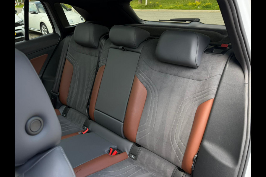 Volkswagen ID.4 First Max 77 kWh / Trekhaak / Warmtepomp / Panodak / 21" LM / Carplay / HU display