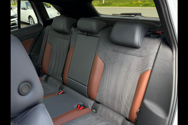 Volkswagen ID.4 First Max 77 kWh / Trekhaak / Warmtepomp / Panodak / 21" LM / Carplay / HU display