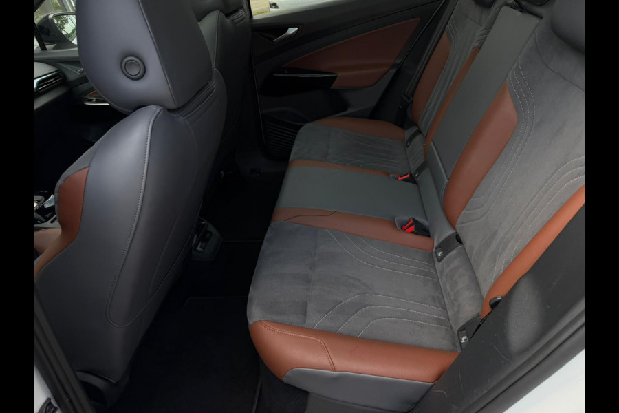 Volkswagen ID.4 First Max 77 kWh / Trekhaak / Warmtepomp / Panodak / 21" LM / Carplay / HU display
