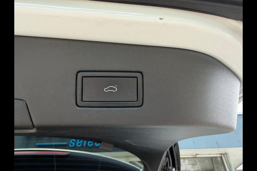 Volkswagen ID.4 First Max 77 kWh / Trekhaak / Warmtepomp / Panodak / 21" LM / Carplay / HU display