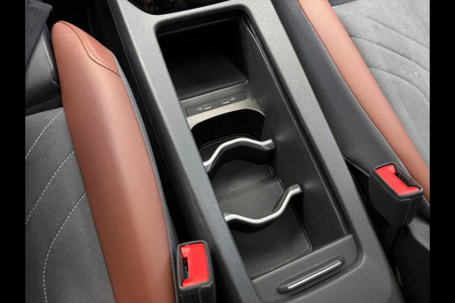 Volkswagen ID.4 First Max 77 kWh / Trekhaak / Warmtepomp / Panodak / 21" LM / Carplay / HU display