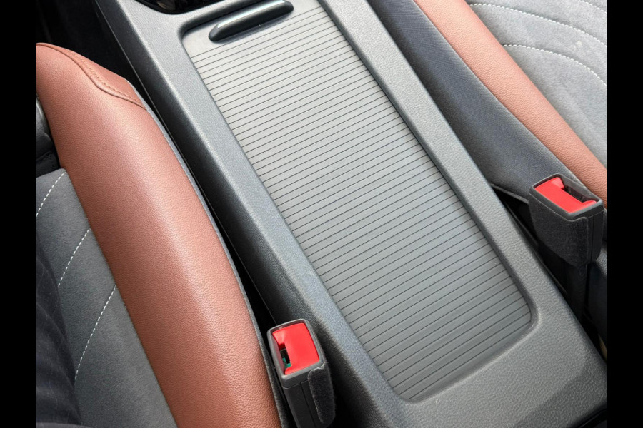 Volkswagen ID.4 First Max 77 kWh / Trekhaak / Warmtepomp / Panodak / 21" LM / Carplay / HU display