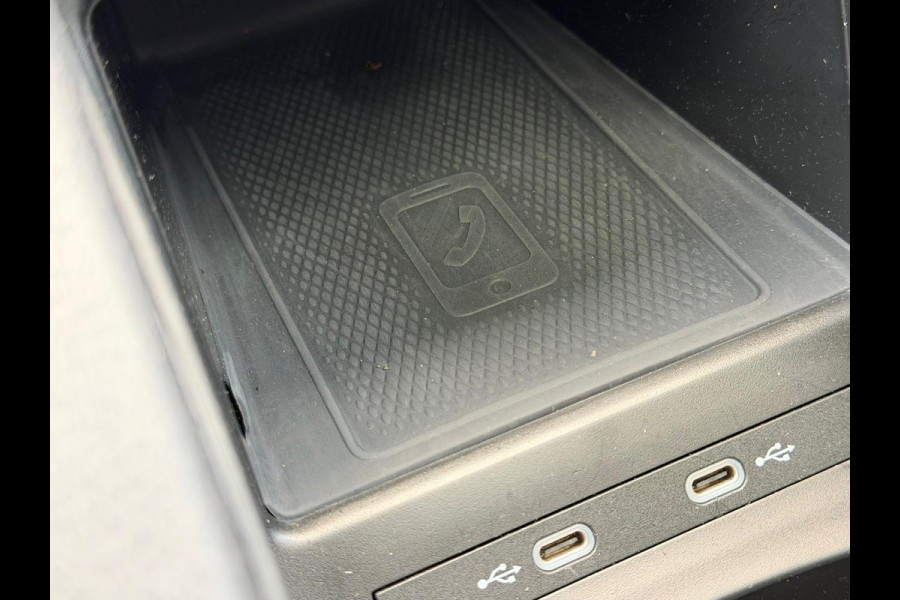 Volkswagen ID.4 First Max 77 kWh / Trekhaak / Warmtepomp / Panodak / 21" LM / Carplay / HU display