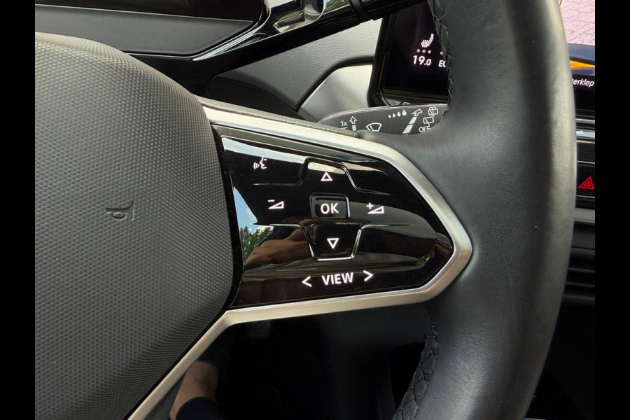 Volkswagen ID.4 First Max 77 kWh / Trekhaak / Warmtepomp / Panodak / 21" LM / Carplay / HU display