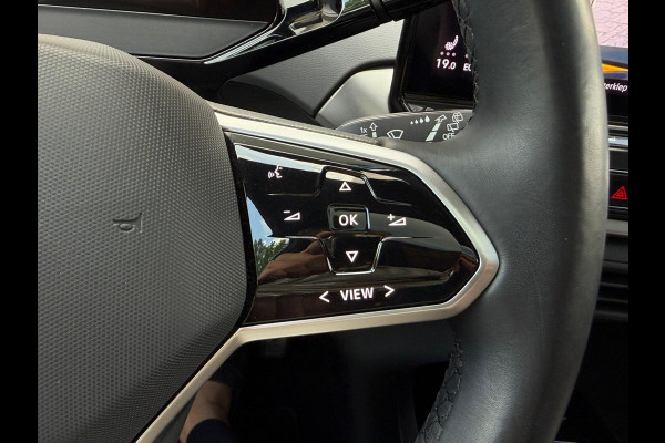Volkswagen ID.4 First Max 77 kWh / Trekhaak / Warmtepomp / Panodak / 21" LM / Carplay / HU display