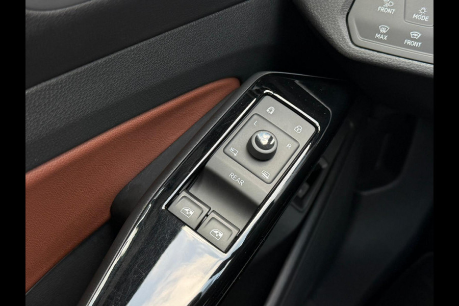 Volkswagen ID.4 First Max 77 kWh / Trekhaak / Warmtepomp / Panodak / 21" LM / Carplay / HU display