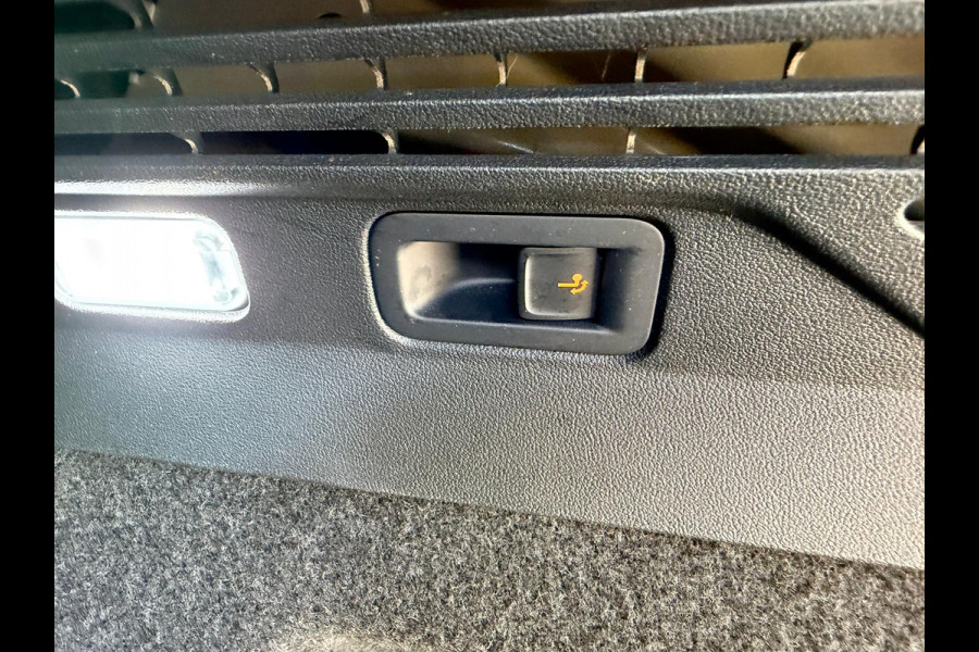 Volkswagen ID.4 First Max 77 kWh / Trekhaak / Warmtepomp / Panodak / 21" LM / Carplay / HU display