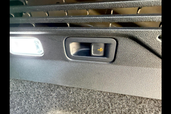 Volkswagen ID.4 First Max 77 kWh / Trekhaak / Warmtepomp / Panodak / 21" LM / Carplay / HU display