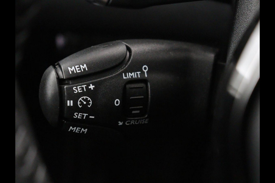 Peugeot 2008 1.2 Hybrid 136 Active | Carplay | Cruise Control | Climate control | Parkeerhulp | DAB | Bluetooth