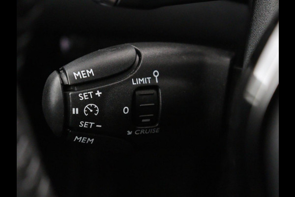 Peugeot 2008 1.2 Hybrid 136 Active | Carplay | Cruise Control | Climate control | Parkeerhulp | DAB | Bluetooth