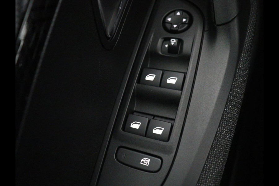 Peugeot 2008 1.2 Hybrid 136 Active | Carplay | Cruise Control | Climate control | Parkeerhulp | DAB | Bluetooth