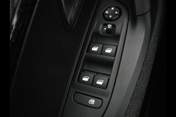 Peugeot 2008 1.2 Hybrid 136 Active | Carplay | Cruise Control | Climate control | Parkeerhulp | DAB | Bluetooth