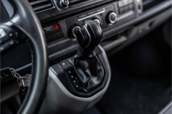 Volkswagen Transporter 2.0 TDI 150 PK L2H1 | Bi-Xenon | ACC | Navigatie | CarPlay | 3-Zitter | Elek achterklep | Trekhaak | Nieuwe APK | Orig. NL Auto