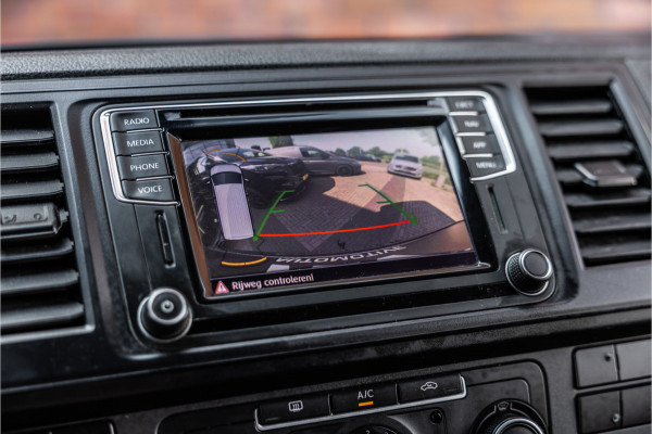 Volkswagen Transporter 2.0 TDI 150 PK L2H1 | Bi-Xenon | ACC | Navigatie | CarPlay | 3-Zitter | Elek achterklep | Trekhaak | Nieuwe APK | Orig. NL Auto