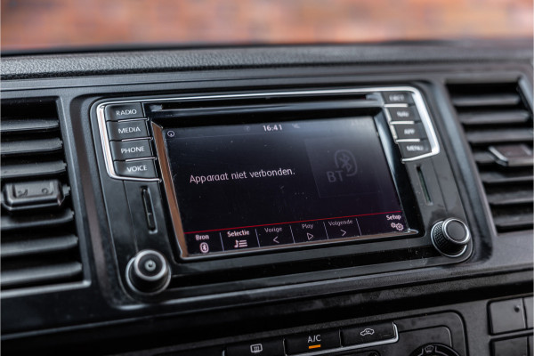 Volkswagen Transporter 2.0 TDI 150 PK L2H1 | Bi-Xenon | ACC | Navigatie | CarPlay | 3-Zitter | Elek achterklep | Trekhaak | Nieuwe APK | Orig. NL Auto
