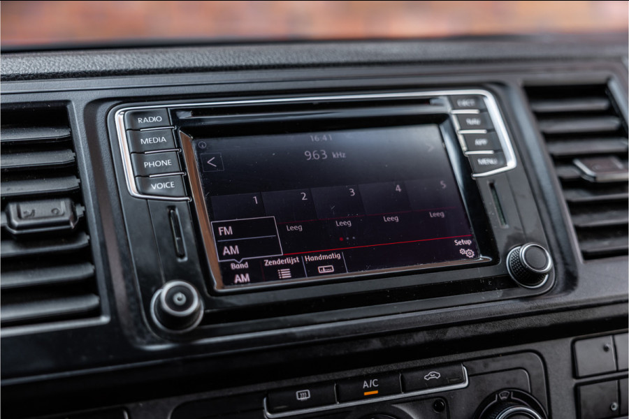 Volkswagen Transporter 2.0 TDI 150 PK L2H1 | Bi-Xenon | ACC | Navigatie | CarPlay | 3-Zitter | Elek achterklep | Trekhaak | Nieuwe APK | Orig. NL Auto