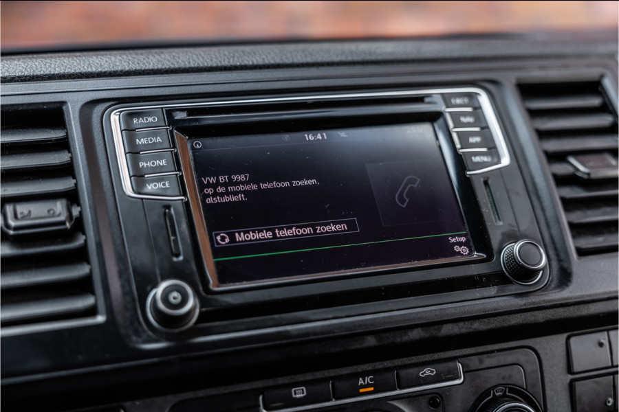 Volkswagen Transporter 2.0 TDI 150 PK L2H1 | Bi-Xenon | ACC | Navigatie | CarPlay | 3-Zitter | Elek achterklep | Trekhaak | Nieuwe APK | Orig. NL Auto