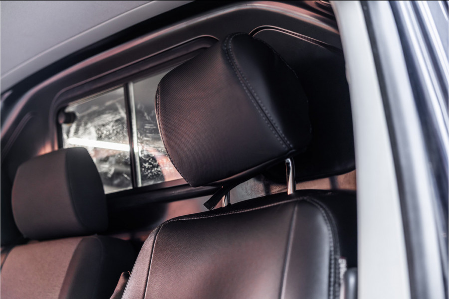 Volkswagen Transporter 2.0 TDI 150 PK L2H1 | Bi-Xenon | ACC | Navigatie | CarPlay | 3-Zitter | Elek achterklep | Trekhaak | Nieuwe APK | Orig. NL Auto
